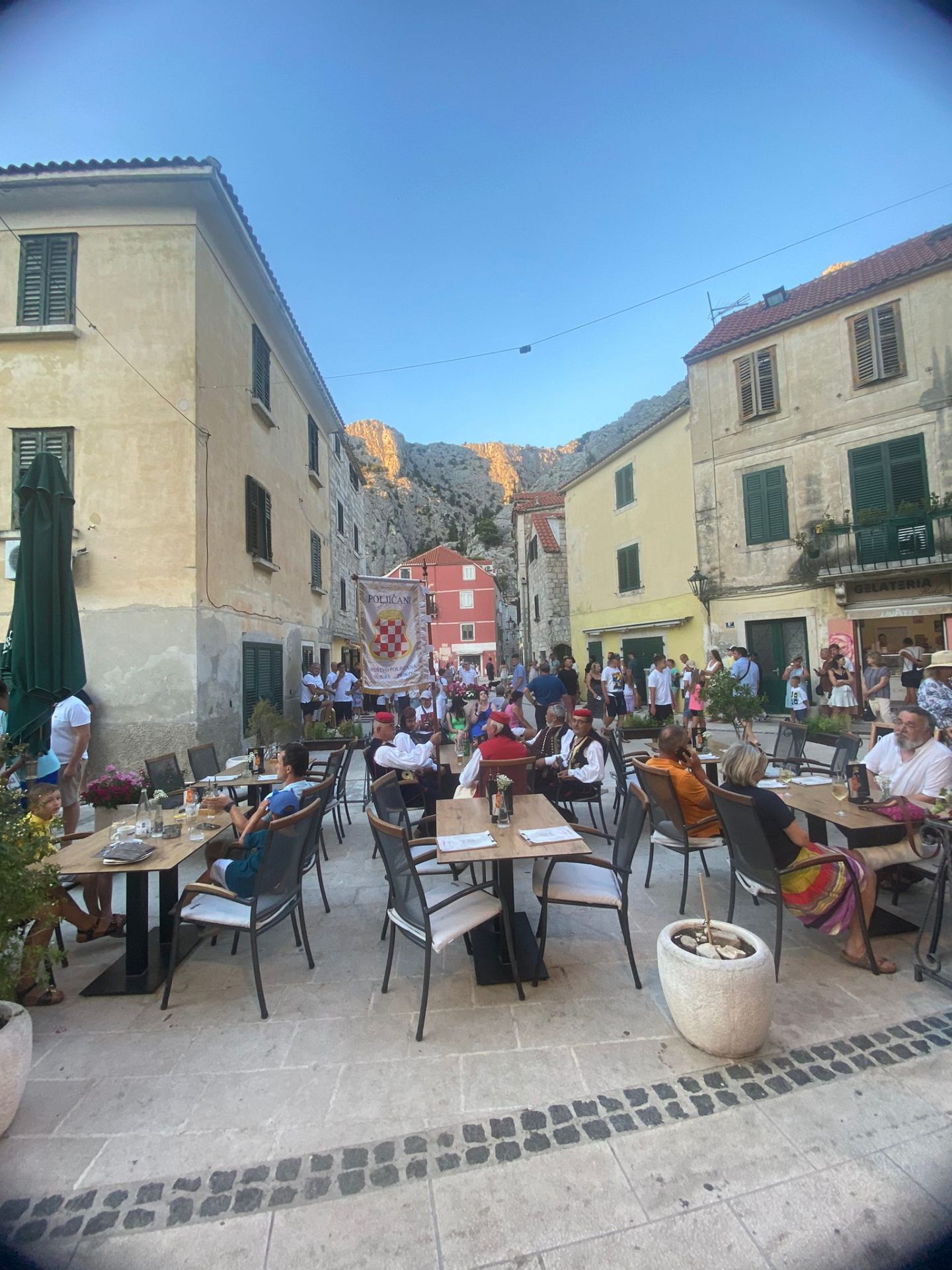 Terrace folk performers